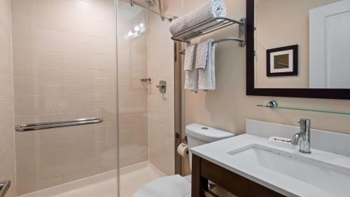 Bilik mandi di Best Western Plus Philadelphia Convention Center Hotel