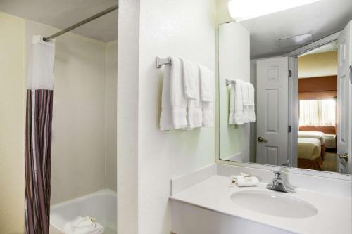 Et badeværelse på La Quinta Inn by Wyndham Austin Capitol / Downtown