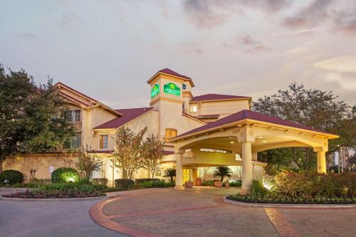 una representación de la parte delantera de un hotel en La Quinta by Wyndham Houston Galleria Area, en Houston