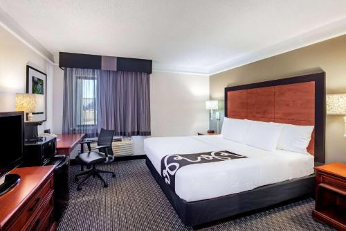 Tempat tidur dalam kamar di La Quinta by Wyndham Houston Baytown East