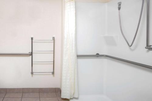 Ванная комната в La Quinta by Wyndham Fowler