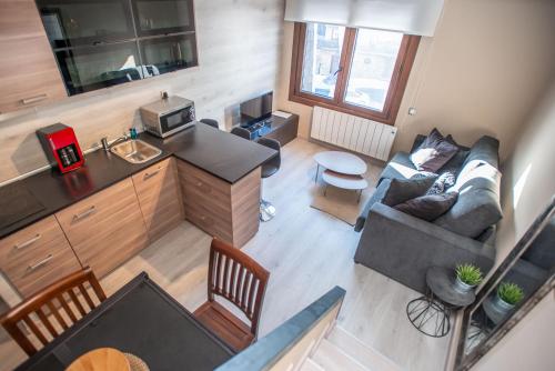 an overhead view of a kitchen and a living room at Apartamentos Vaquers MIKKA 3000 in Pas de la Casa