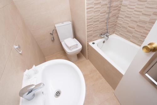  Apartamentos Vaquers 3000 -  Room  picture :   Tea/Coffee maker    TV    Kitchenette                           