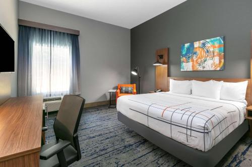 Postelja oz. postelje v sobi nastanitve La Quinta by Wyndham Jacksonville, Texas