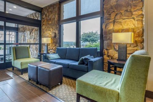 Comfort Inn & Suites near Danville Mall休息區
