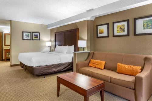 Tempat tidur dalam kamar di Comfort Inn & Suites near Danville Mall