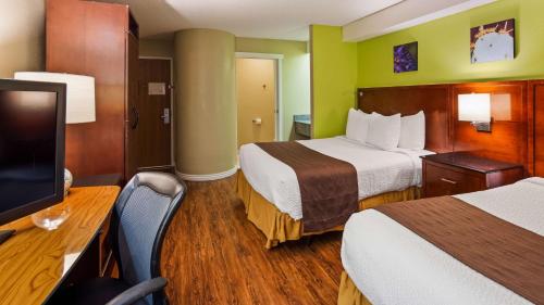 Säng eller sängar i ett rum på Denver North Hotel