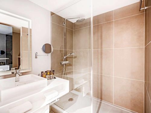 Novotel Leicester tesisinde bir banyo