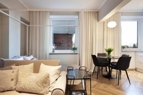 uma sala de estar com um sofá e uma mesa em Elite Apartments Old Town Center Premium em Gdansk