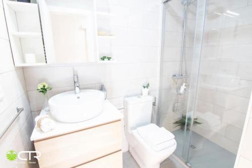 y baño con aseo, lavabo y ducha. en Apartamento Nuevo en Zona Norte, en Santiago de Compostela