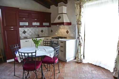 kuchnia ze stołem, krzesłami i kuchenką w obiekcie La Casa della Luna (by Vacation Service) w Cefalù
