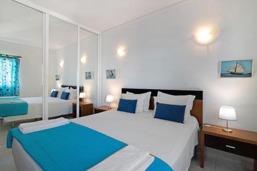 A bed or beds in a room at Camões 10ºc - Vista Mar