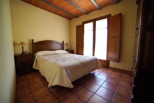1 dormitorio con cama y ventana en Gra de fajol, en Girona