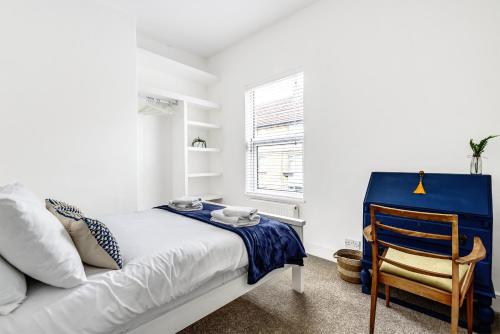 Una cama o camas en una habitación de The Drey - Modern cottage for four in York Centre