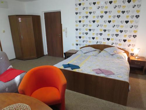 Postel nebo postele na pokoji v ubytování Klidný malý byt