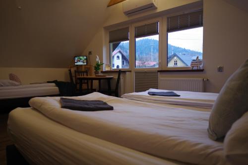 Un pat sau paturi într-o cameră la Ski House Szczyrk - Centrum