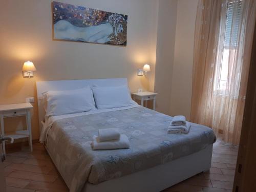 um quarto com uma cama com duas toalhas em B&B Rome With Love em Roma