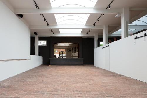 an empty hallway with white walls and a ceiling at B&B De Vrijboom in Kruisem