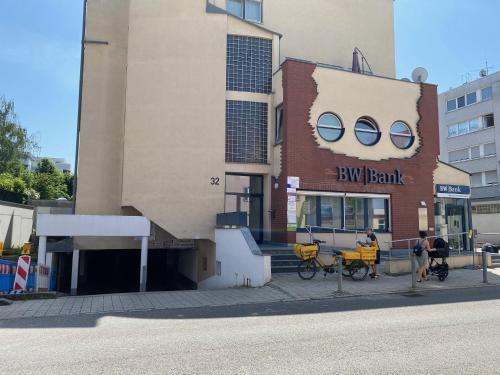 a building with a bike parked in front of it at nJoy! EXPO Studio & Zentral - Stuttgart Flughafen & Messe - perfekt für Work & Travel in Filderstadt