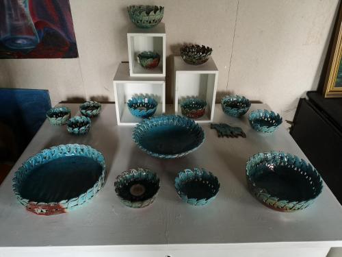 a table with blue bowls on top of it at Keramikhuset 2 komma 0, smuk natur og hjemlig hygge in Horsens