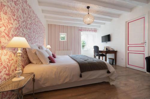 - une chambre avec un lit, une table et un bureau dans l'établissement Le Clos de La Rousselière B and B, à Francueil
