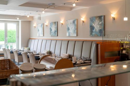 a dining room filled with tables and chairs at Boardinghouse by M&K in Bad Oeynhausen