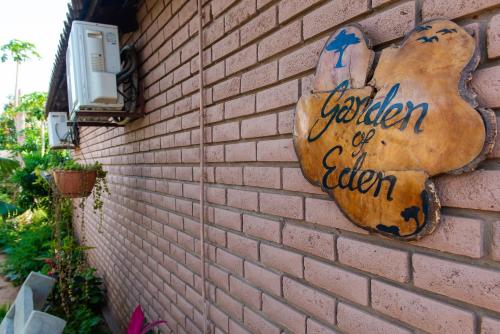 a sign on the side of a brick wall at Casa da Noleen in Matola