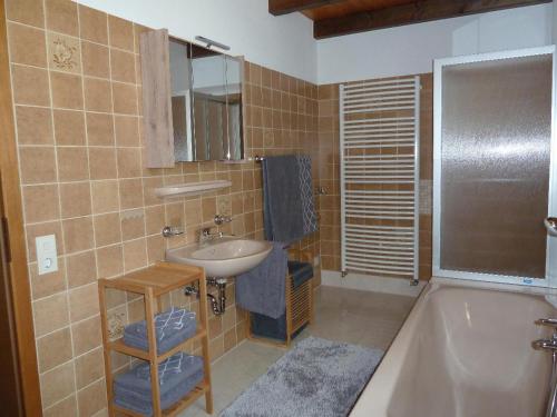 a bathroom with a sink and a bath tub at Ferienwohnung Urlaub mit Aussicht in Zenting