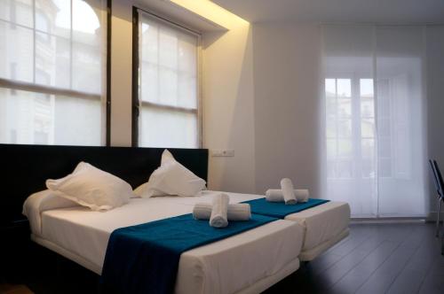 ein Schlafzimmer mit 2 Betten und Handtüchern darauf in der Unterkunft Loaldia in San Sebastián
