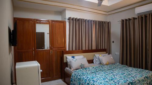 Tempat tidur dalam kamar di Veke Executive Lodge & Event Center