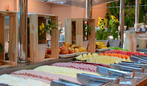 um bufê com diferentes tipos de comida em uma mesa em Pestana São Paulo em São Paulo