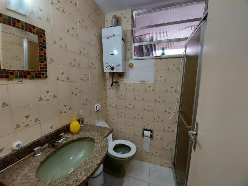 y baño con lavabo y aseo. en Quarto tranquilo e familiar no leblon - Quiet family room in leblon, en Río de Janeiro