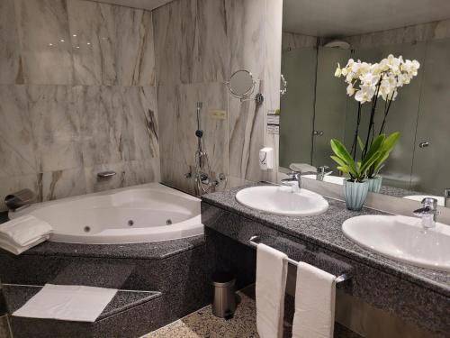 ห้องน้ำของ Hotel Amaltea by Executive Sport