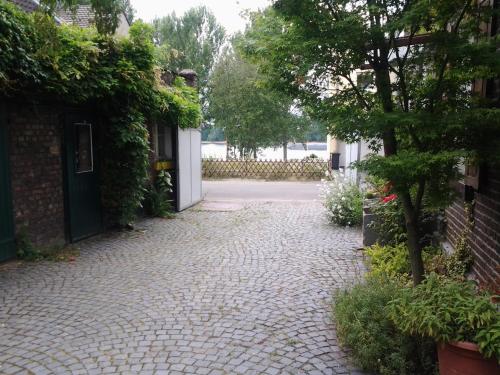 einen Backsteinsteg mit einem Gebäude und einer Tür in der Unterkunft Hof am Rhein in Köln
