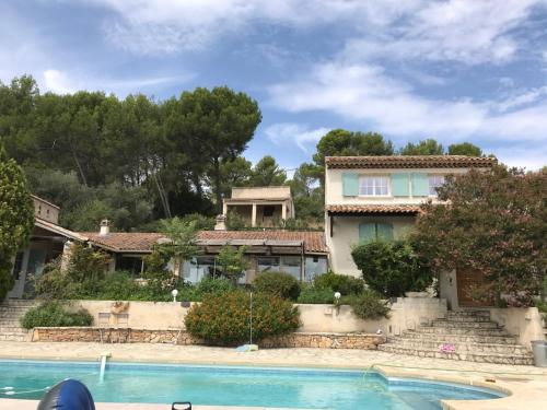 une villa avec piscine et une maison dans l'établissement Mon coin de Provence petit-déjeuner offert, à Roquevaire