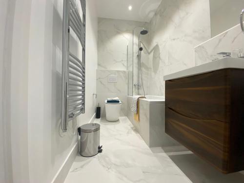 bagno bianco con lavandino e servizi igienici di Elevate at Fleet Heights Apartment Seven a Fleet