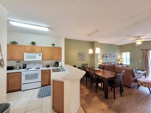 Family Getaway Townhome at Lake Berkley 15min to Disney photo 14