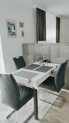 a white table and chairs in a room at Traumoase in Timmendorfer Strand in Timmendorfer Strand
