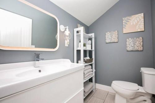 Ванна кімната в Park Carriage House Rest & Explore with Hollyhock