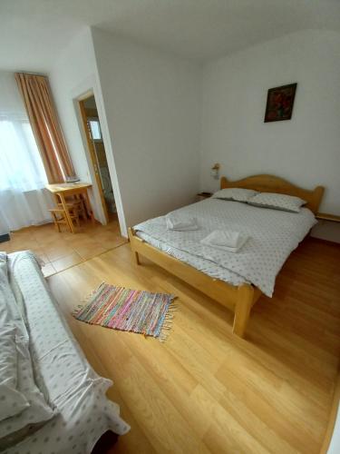 Ένα ή περισσότερα κρεβάτια σε δωμάτιο στο Casa din Barcut