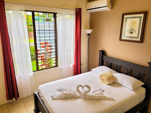 um quarto com uma cama com duas toalhas de coração em Butterfly Apartments em Fortuna