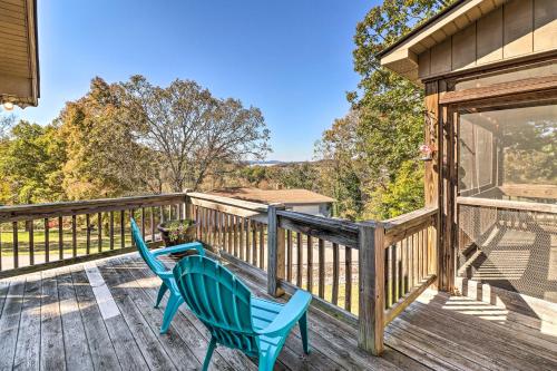 Uma varanda ou terraço em Family-Friendly Lakeview Home with Private Yard