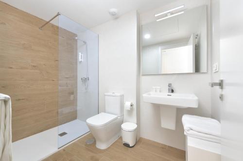 La salle de bains est pourvue de toilettes, d'un lavabo et d'une douche. dans l'établissement Amplio apartamento vista mar frontal, à Torrox Costa