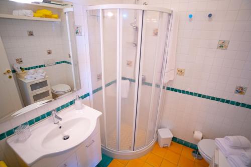 A bathroom at Casa Bianca: delightful apartment in Ravello