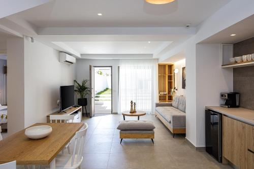 TV a/nebo společenská místnost v ubytování Oneiric Exclusive Villas
