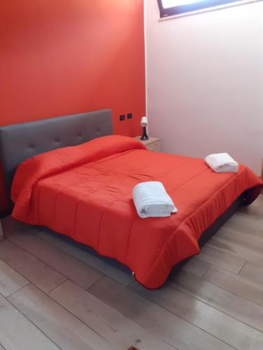 a red bed with two towels on top of it at b&b il pescatore in Castel di Sangro