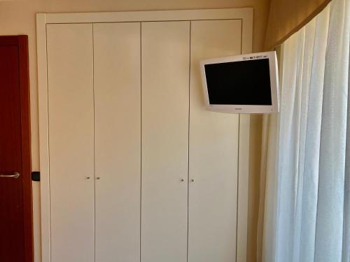 Una televisión o centro de entretenimiento en PROBER_SISCARO