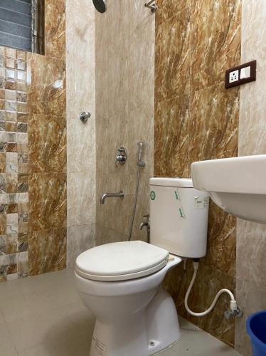 a bathroom with a toilet and a sink at Dona Rosa Holiday Apartment in Varca