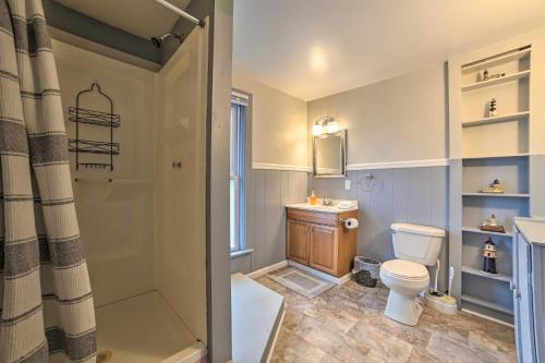 ein Bad mit einem WC, einem Waschbecken und einer Dusche in der Unterkunft Manistee House with Deck, Fire Pit and Sunroom! in Manistee