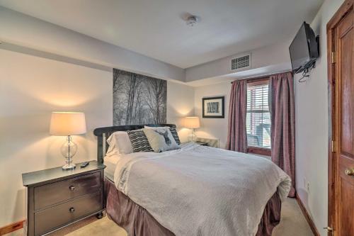 um quarto com uma cama, uma cómoda e uma televisão em Ski-InandOut Snowshoe Retreat with Resort Amenities! em Snowshoe